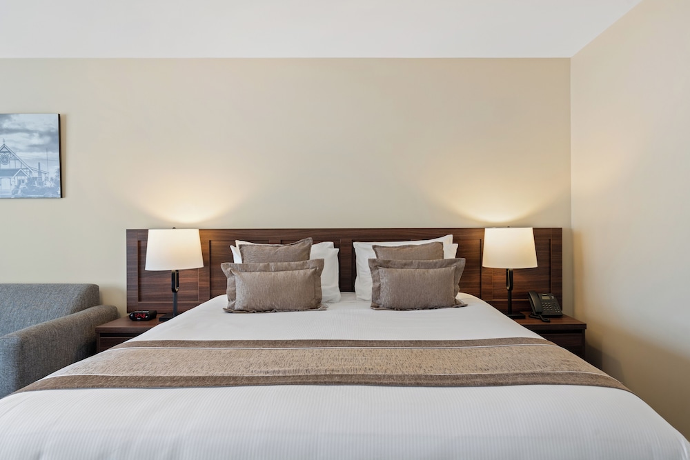 Executive Double Room, 1 King Bed, Pool View, Mezzanine thumbnail 6