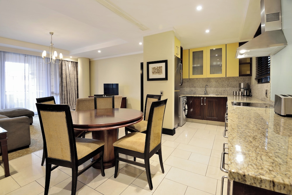 Suite, 2 Bedrooms - Photo 4