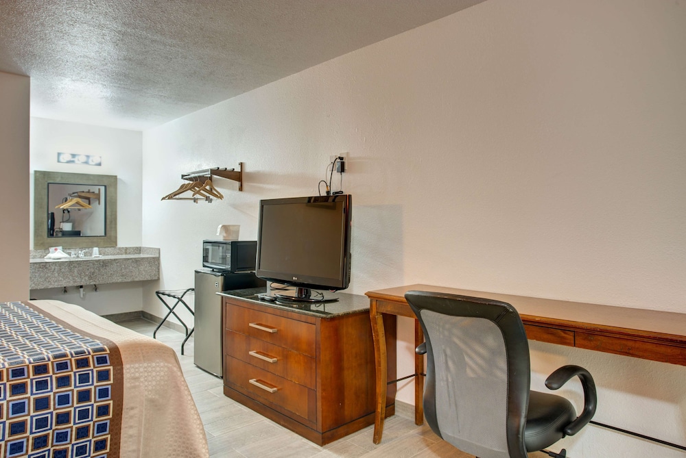 Standard Room, 1 King Bed, Non Smoking, Refrigerator & Microwave - Photo 3