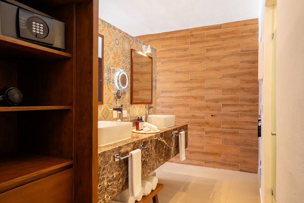 Beachfront Suite - Photo 3