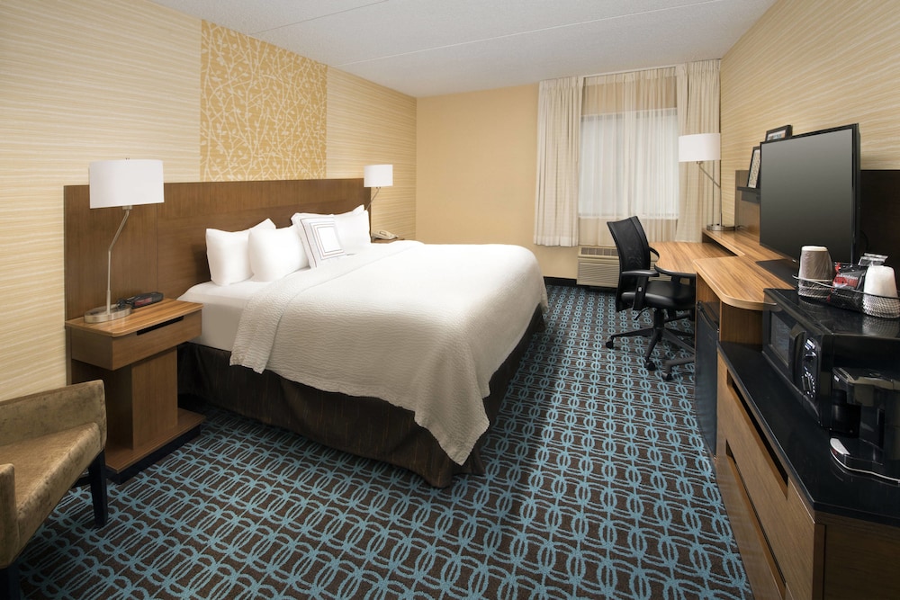 Room, 1 King Bed (Mobility/Hearing Accessible, Tub) photo 2