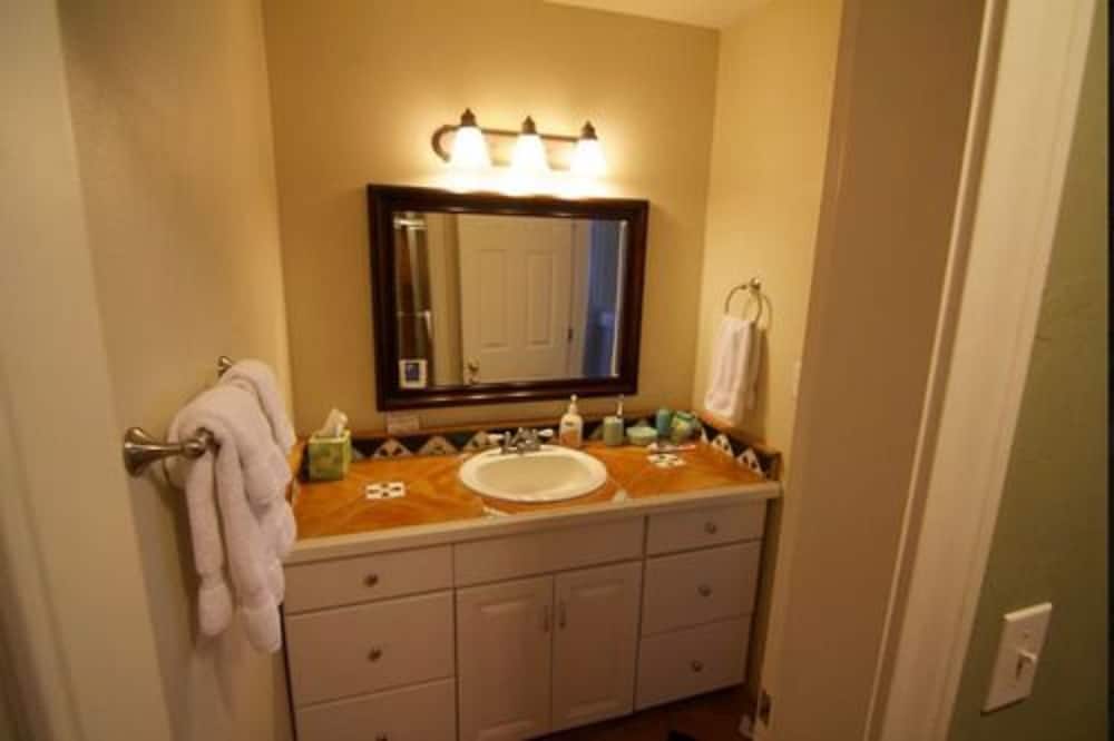Standard Double Room, 1 Queen Bed, Shared Bathroom (Blue Mountain (shared bat) photo 2