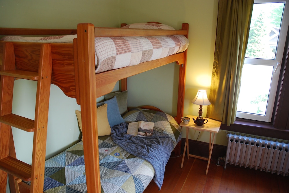 Comfort Studio, Multiple Beds, Non Smoking, Kitchen (VICTORIA SUITE - UPPER LEVEL VIEW) photo 2