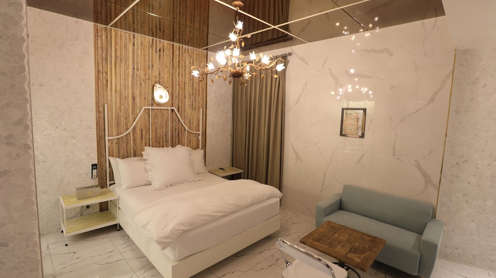 Junior Double Room, 1 Queen Bed (No Breakfast provided from Saturday to Monday) photo 1