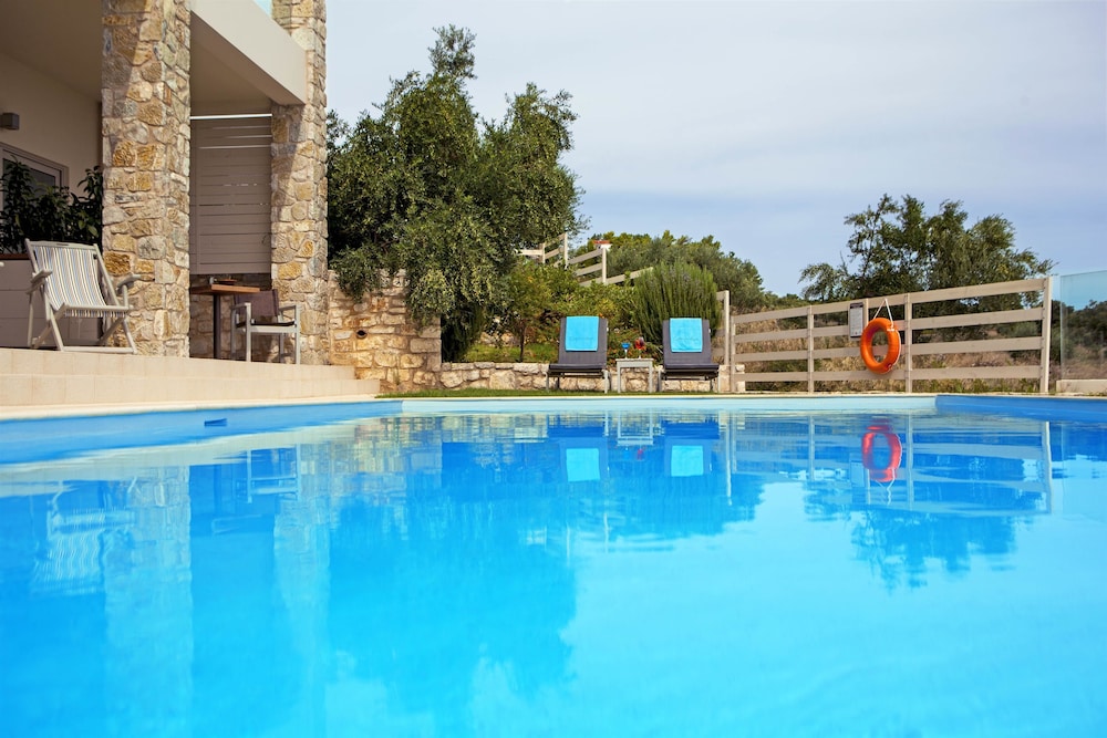Deluxe Suite, Pool Access photo 3