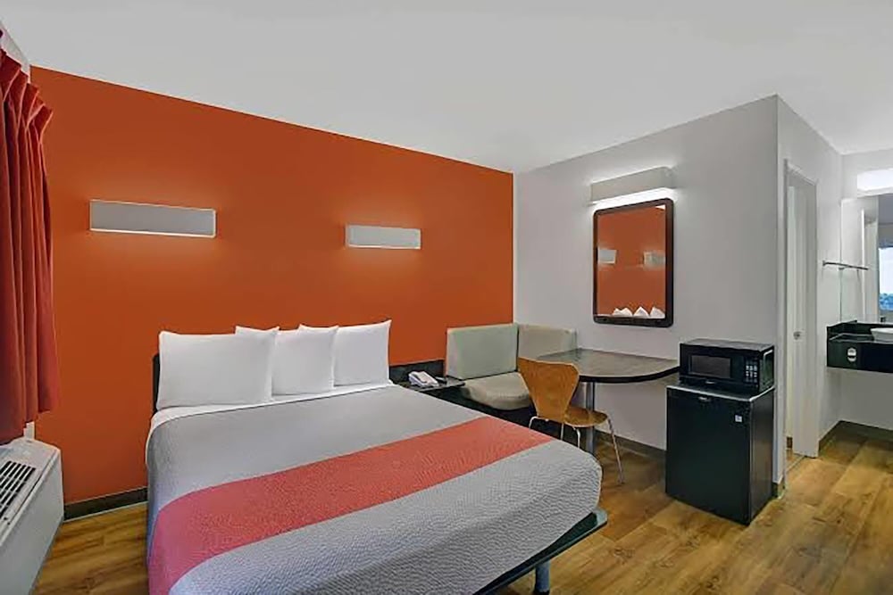 Deluxe Room, 1 Queen Bed, Non Smoking photo 1