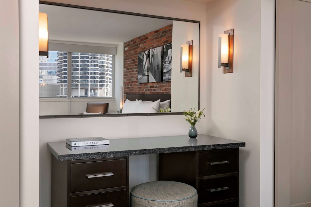 Suite, 1 Bedroom (Lasalle, King, Hearing Accesible) - Photo 6