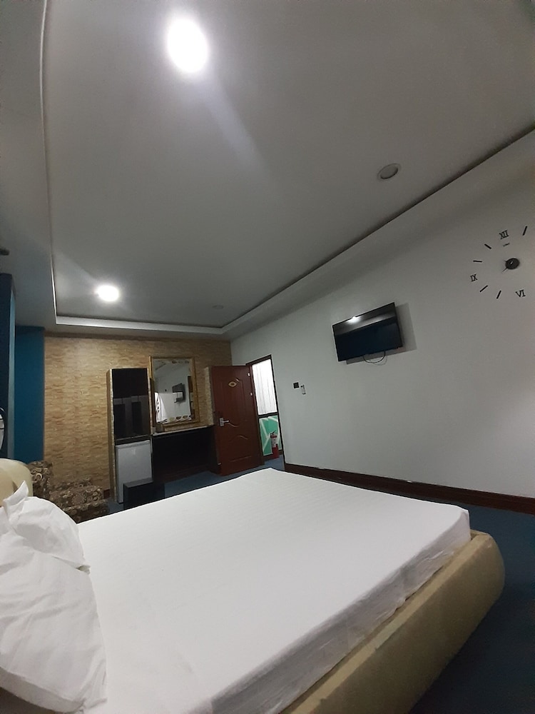 Deluxe Room, 1 King Bed, Non Smoking photo 3