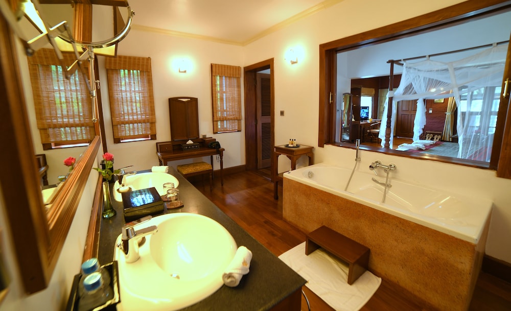 Premier River View Suite Room photo 3