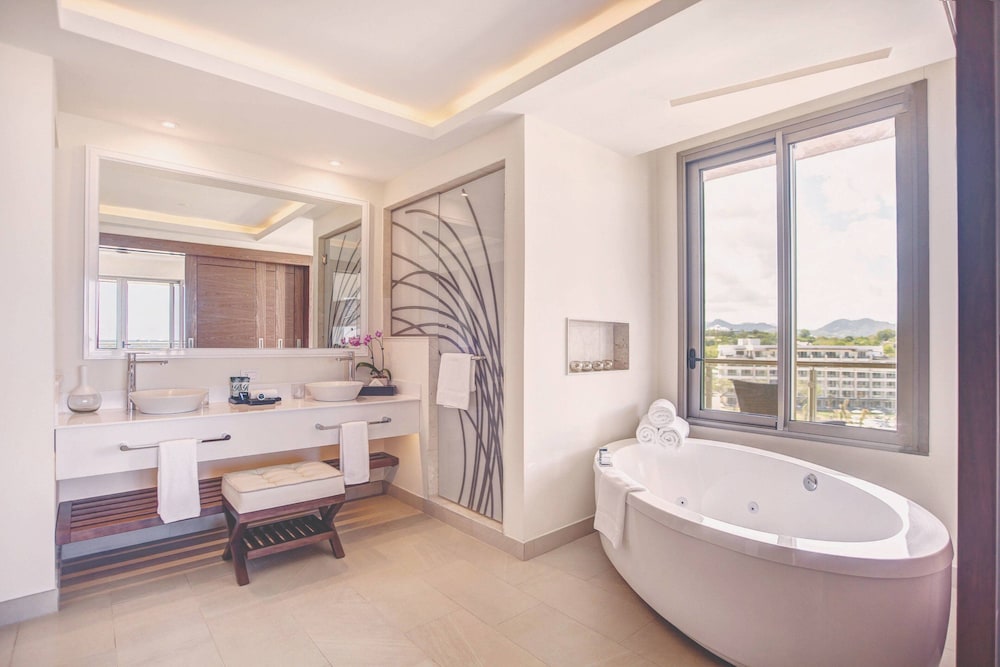 Luxury Junior Suite(2 Queen Beds and 1 Double Sofa Bed)