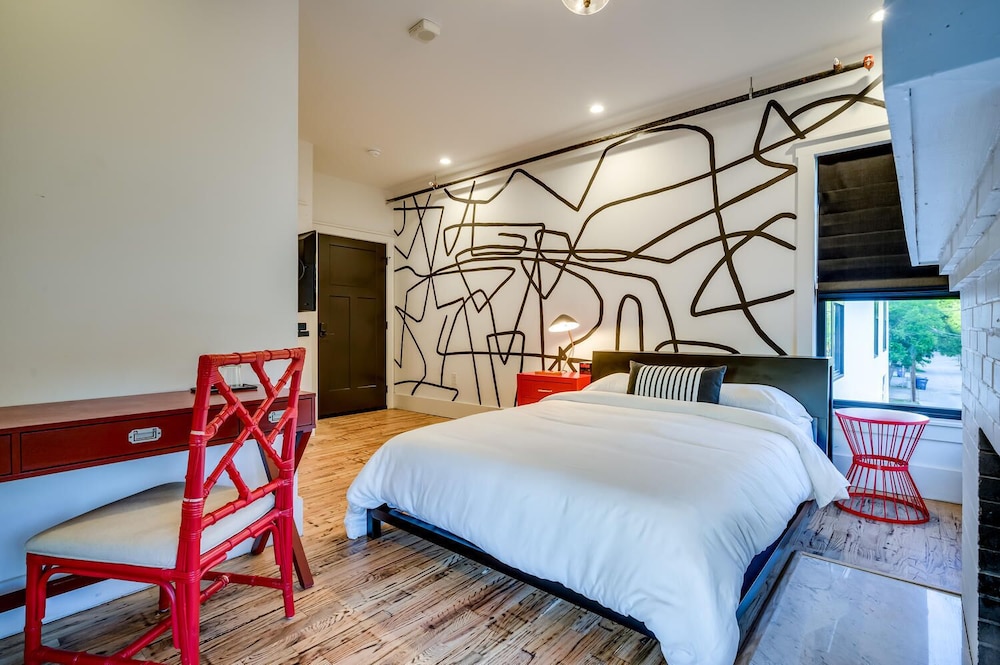 House, 1 Queen Bed, Kitchen (Adina - Suite 201)