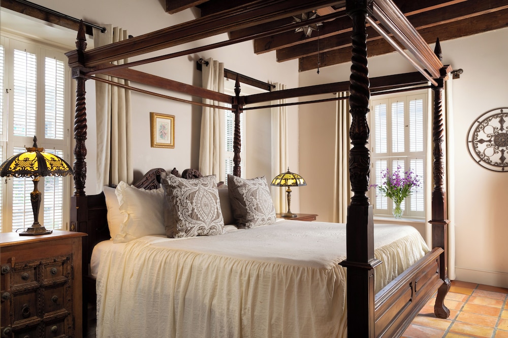 Signature Suite (Room 19 Jose Simeon Suite)