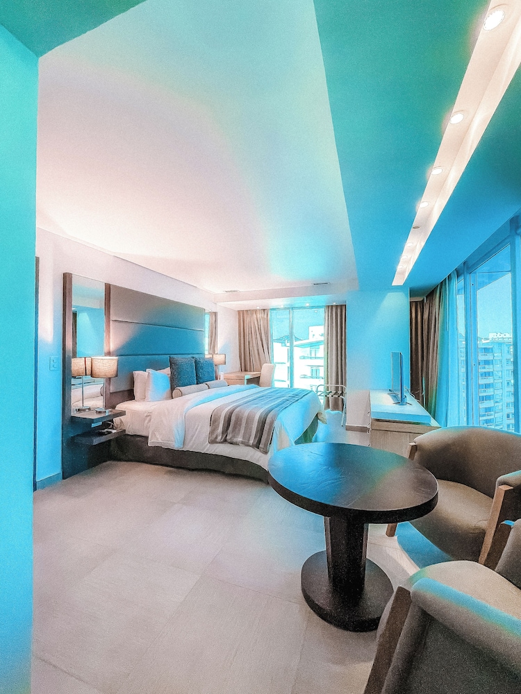 Junior Suite, Pool View photo 1