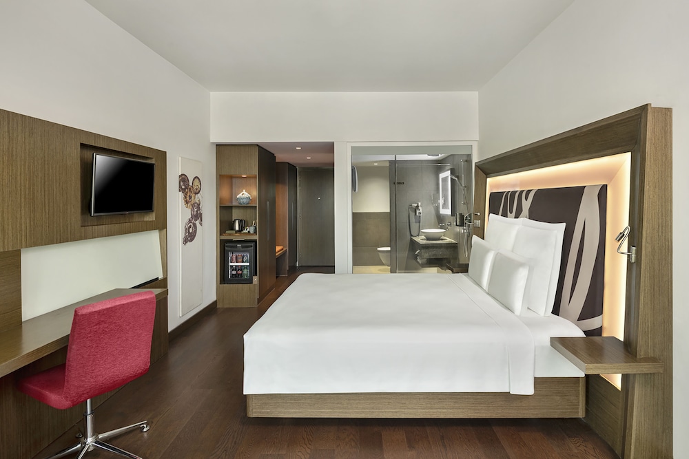 Premier Room, 1 King Bed thumbnail 5