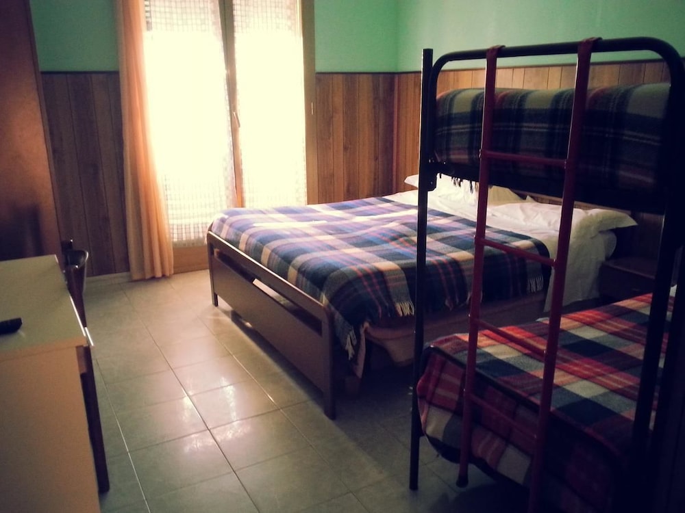 Basic Double Room, Multiple Beds photo 1
