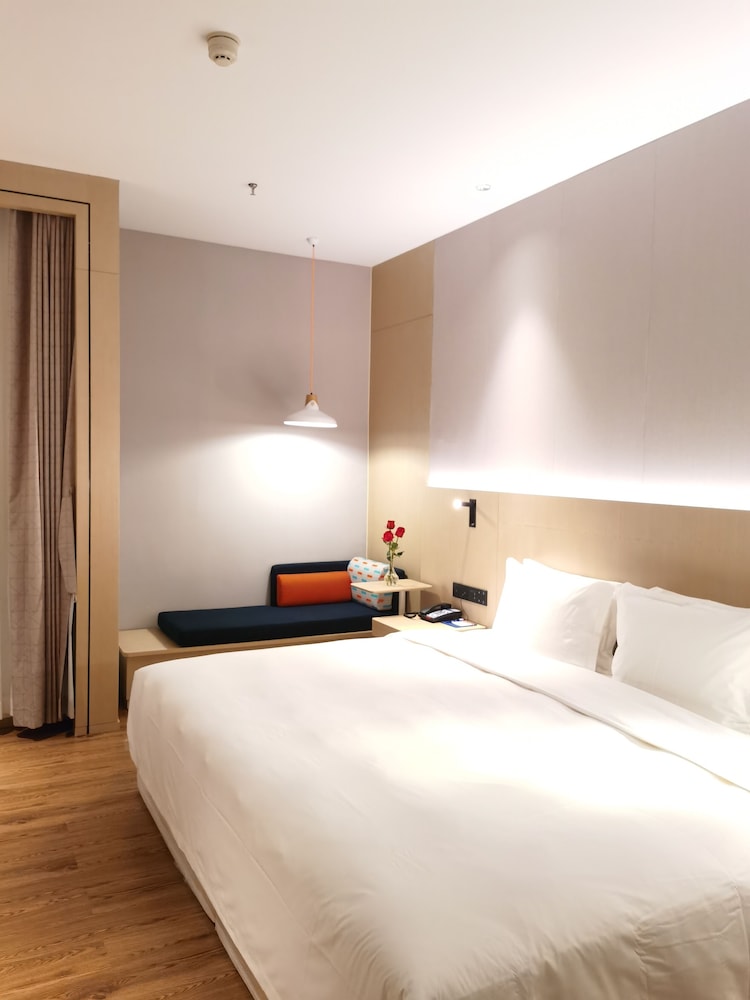 Standard Room, 1 King Bed - Photo 2