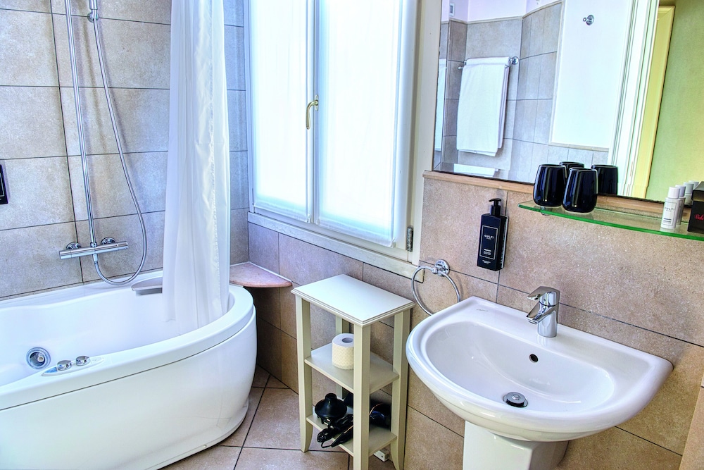 Deluxe Studio Suite, 1 King Bed with Sofa bed, Courtyard View - Photo 6