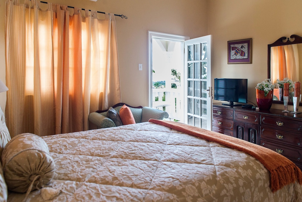 Quarto, 1 cama de casal, varanda, vista para o mar (Quarto Laranja)