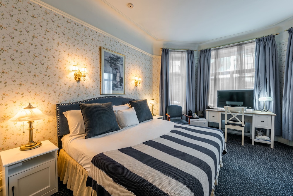Panoramic Room, 1 King Bed thumbnail 5