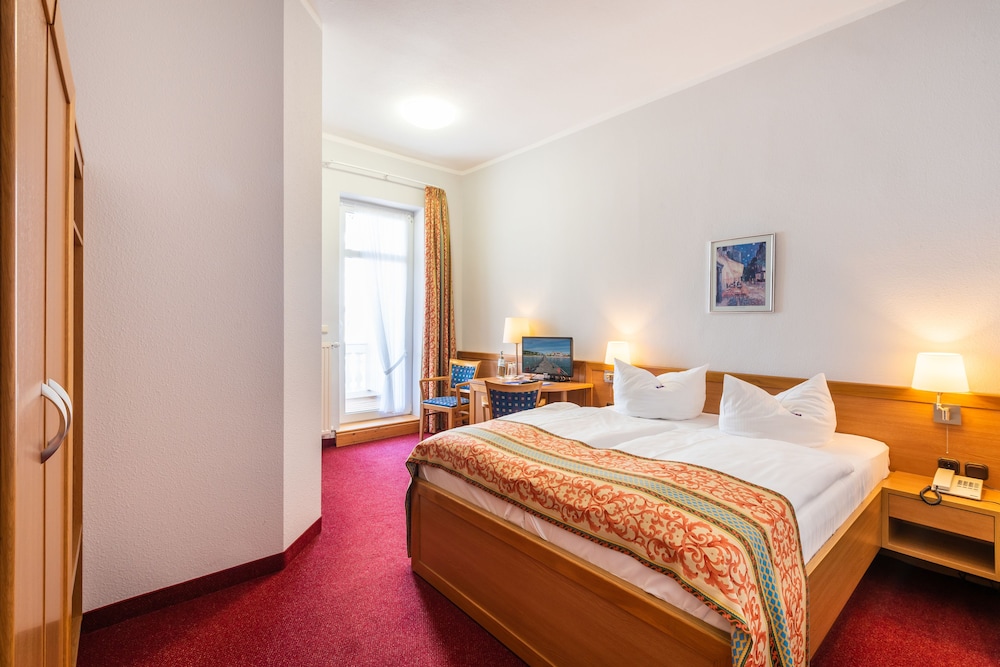 Double Room, Balcony, Partial Sea View photo 2