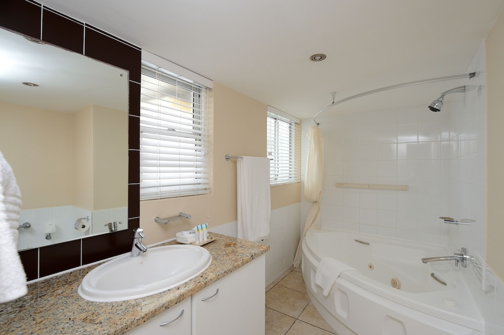 Suite, 2 Bedrooms - Photo 15