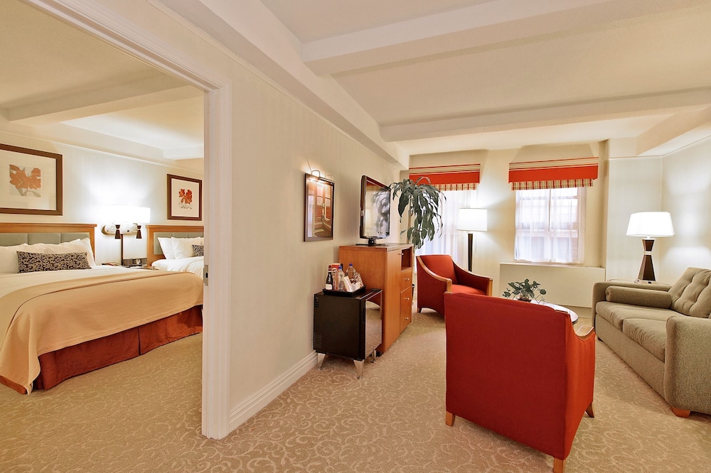 Elite Suite, 2 Queen Beds, One-bedroom Apartment with Separate adjoining Living Space and Sofa Bed