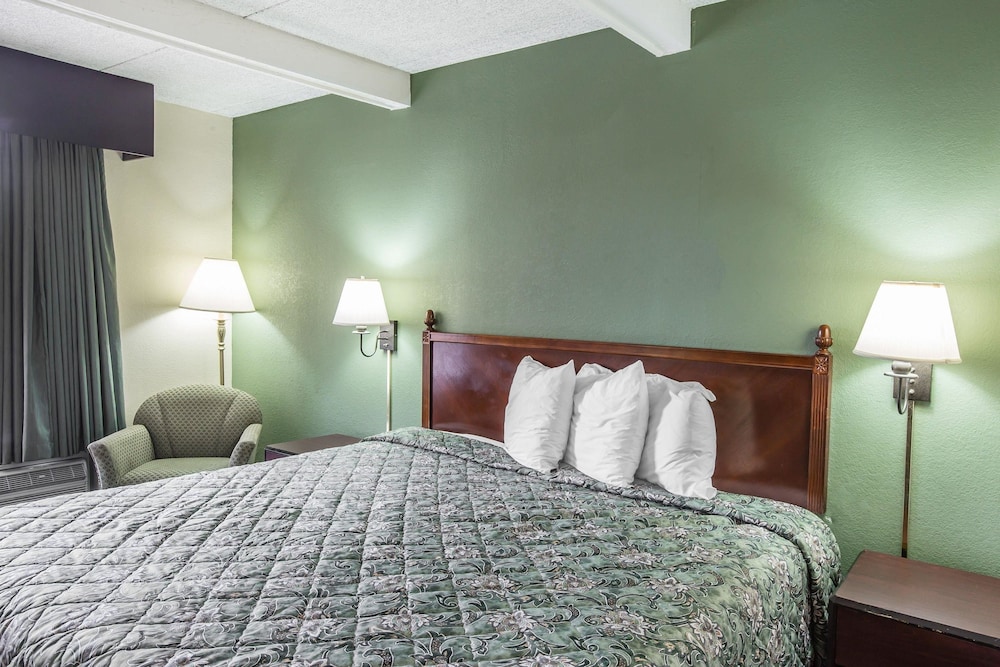 Standard Room, 1 King Bed, Non Smoking - Photo 4