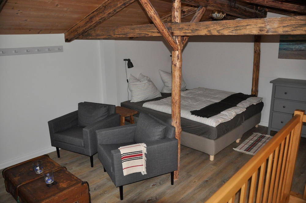 Townhome, 1 King Bed, Non Smoking, Courtyard View photo 3