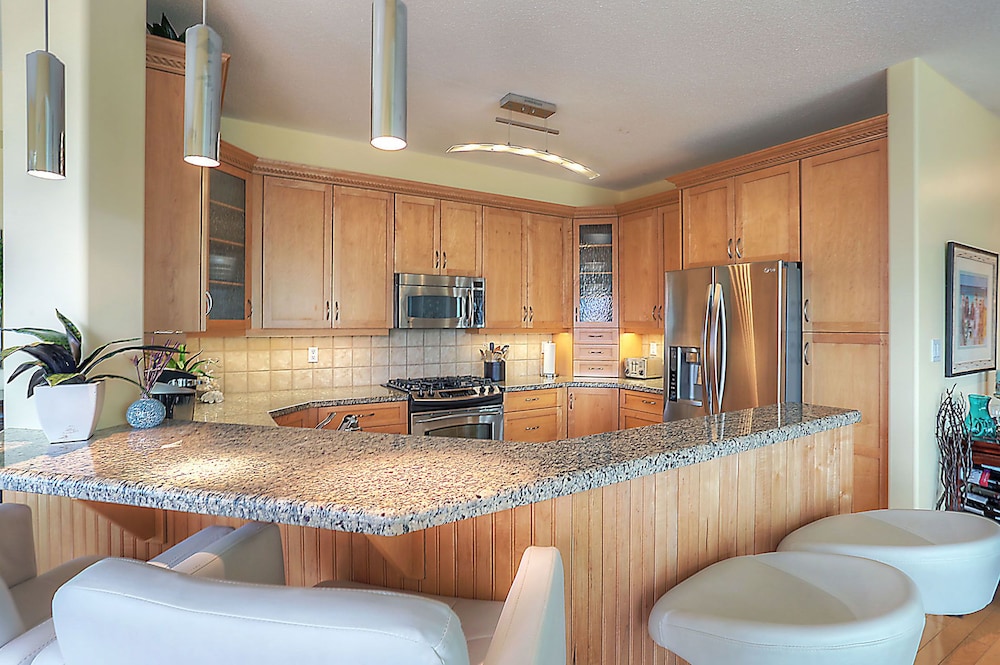 Luxury Condo, 3 Bedrooms, Lake View photo 3
