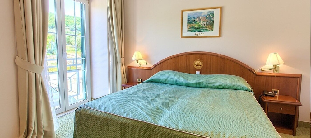 Standard Double or Twin Room, Hill View photo 2