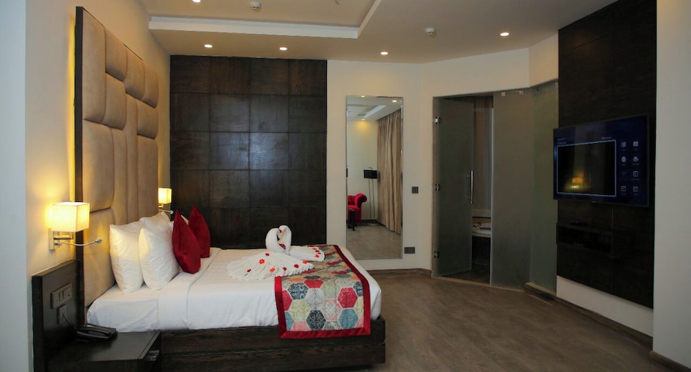 King Jacuzzi Suite - Photo 6