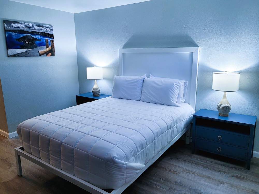 Standard Room, 1 Queen Bed (Queen Room) - Photo 1