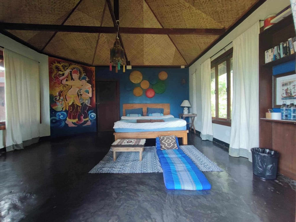 Standard Room, 1 Queen Bed, Private Bathroom, Hill View photo 1