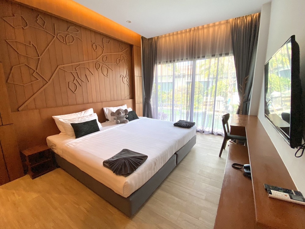 1 Bedrooms, Pool Access - Photo 15
