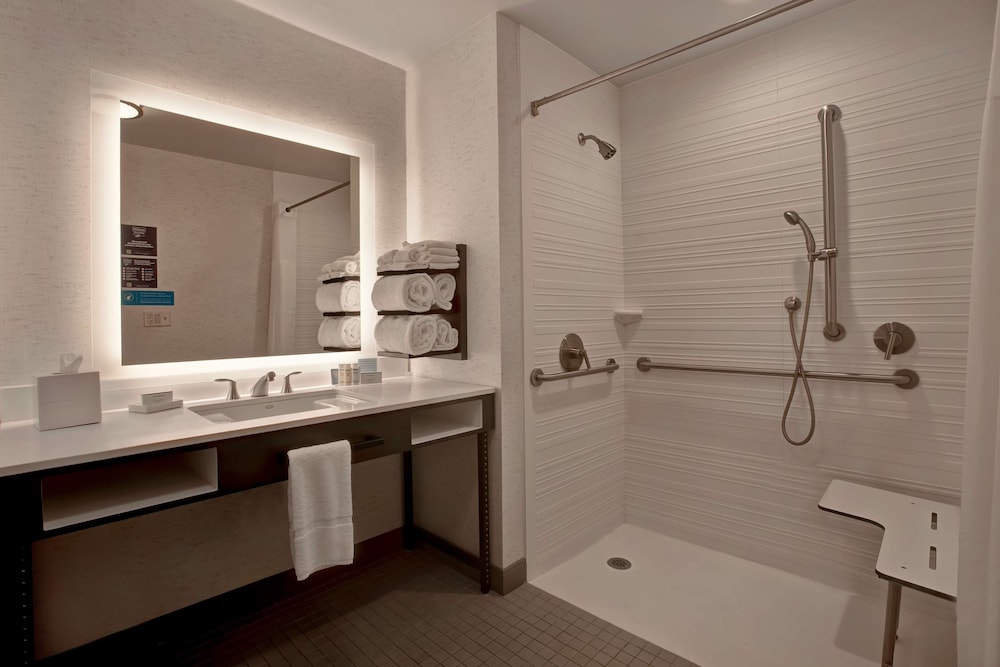 Room, 1 Queen Bed, Accessible (Hearing, Bunkbeds) thumbnail 5
