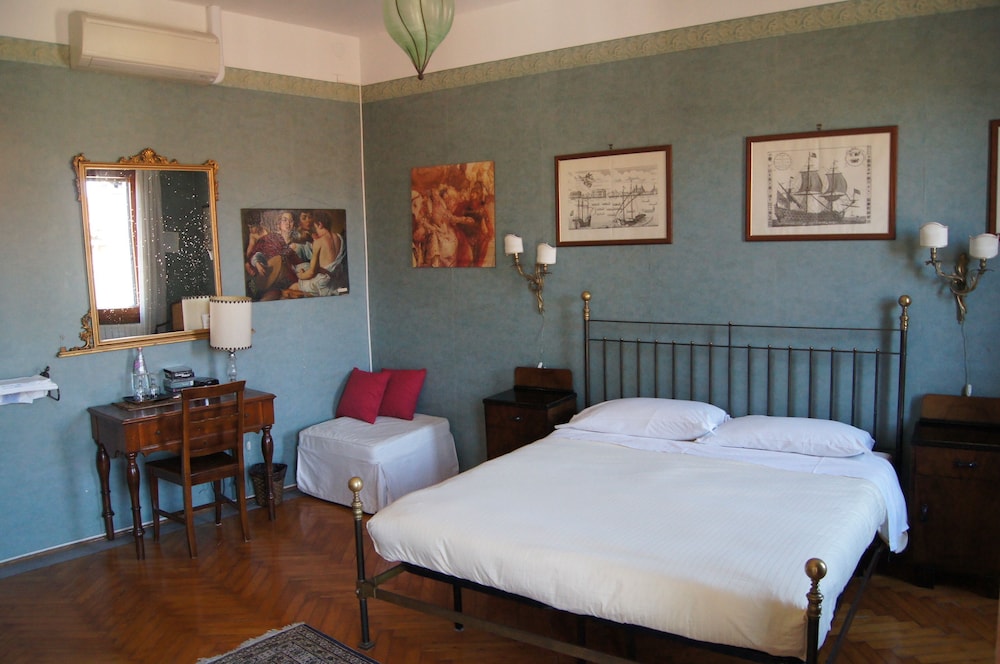 Panoramic Double Room, 1 King Bed, Shared Bathroom (Genitori) photo 2