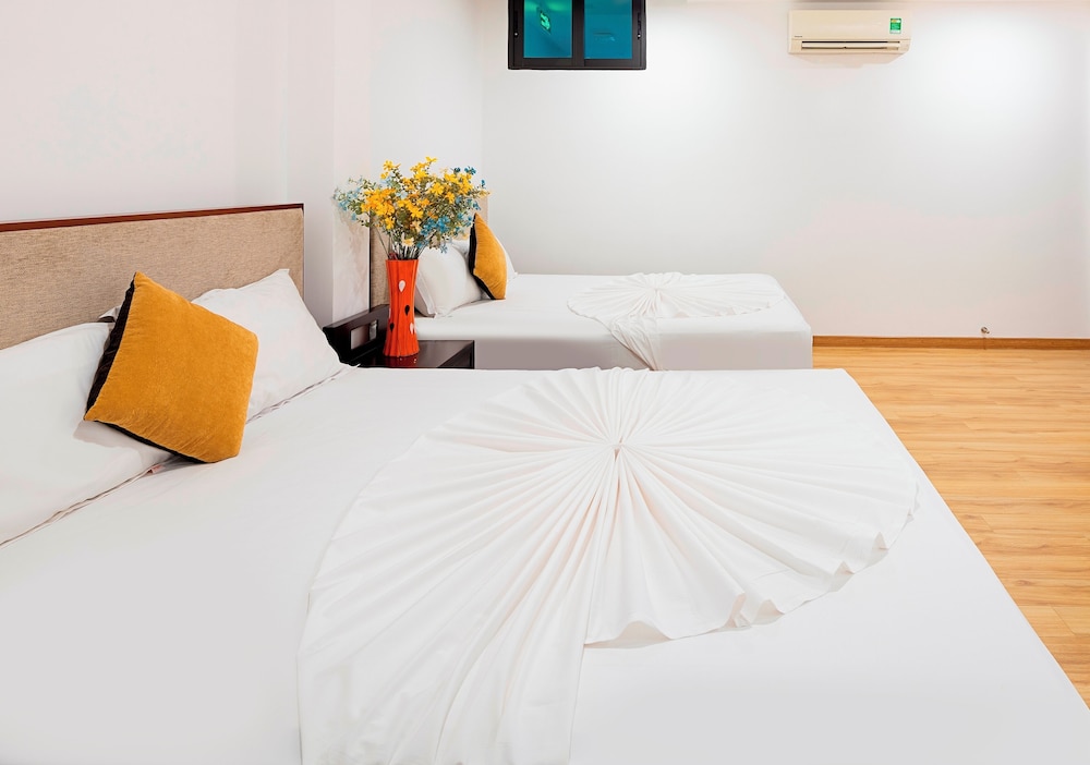 Deluxe Triple Room, Bathtub, City View photo 2