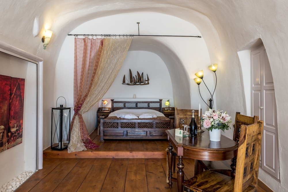 Honeymoon Suite (Caldera View, Indoor Cave Whirlpool)