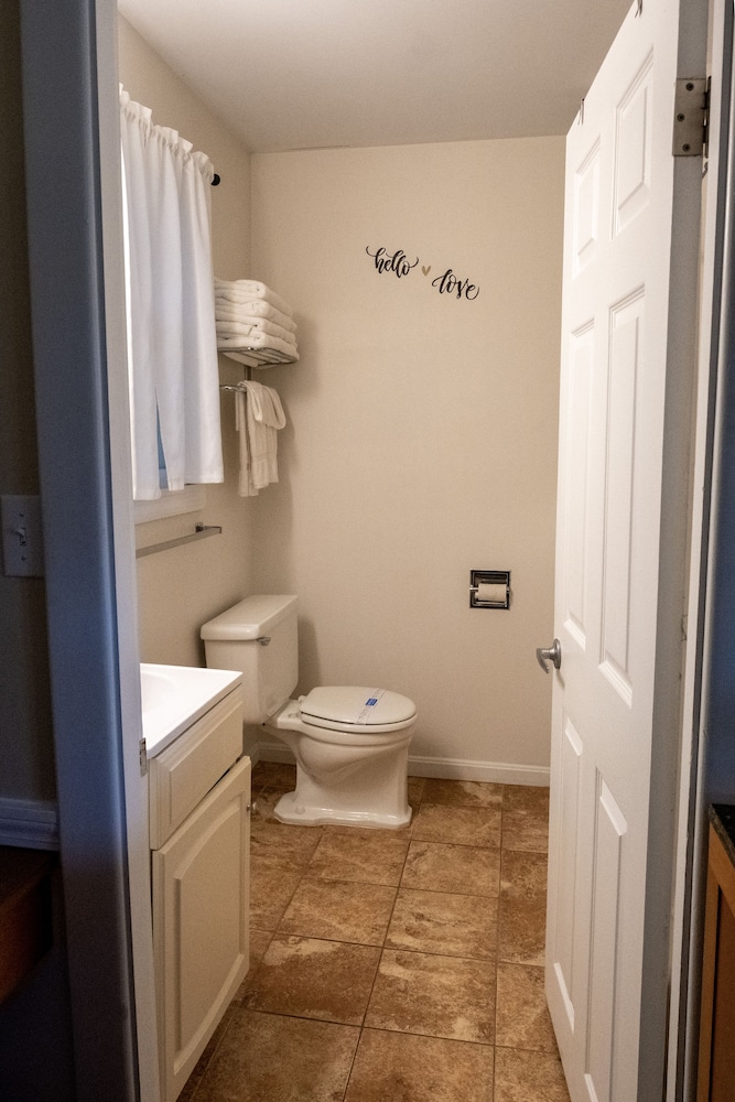 Comfort Room, 2 Queen Beds, Lake View photo 3