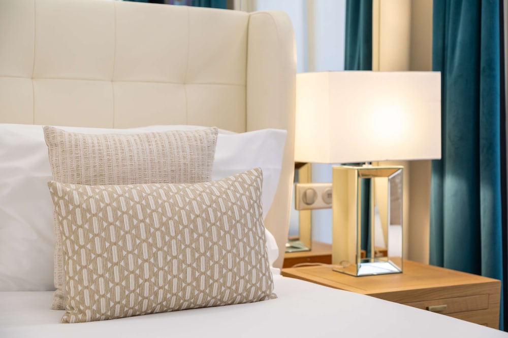 Junior Suite, 1 King Bed thumbnail 5