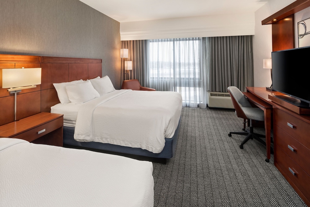 Room, 2 Queen Beds (Mobility Accessible, Tub) - Photo 1