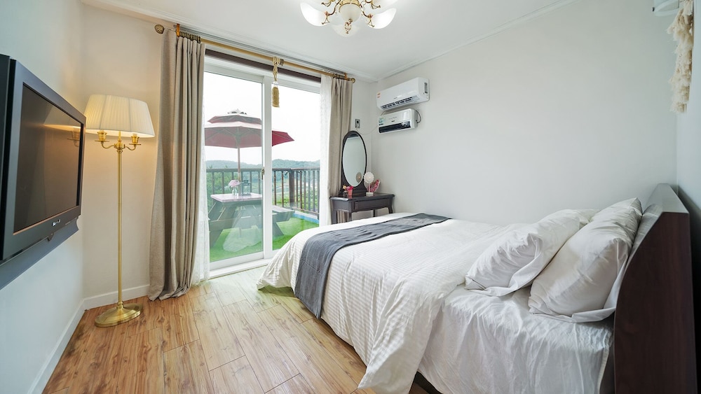 Room (203 Love)