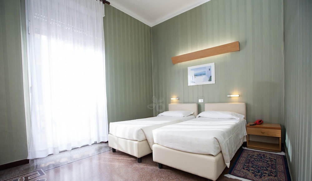 Standard Twin Room - Photo 1