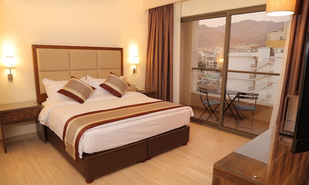 Deluxe Room, 1 Bedroom, Refrigerator, Partial Sea View