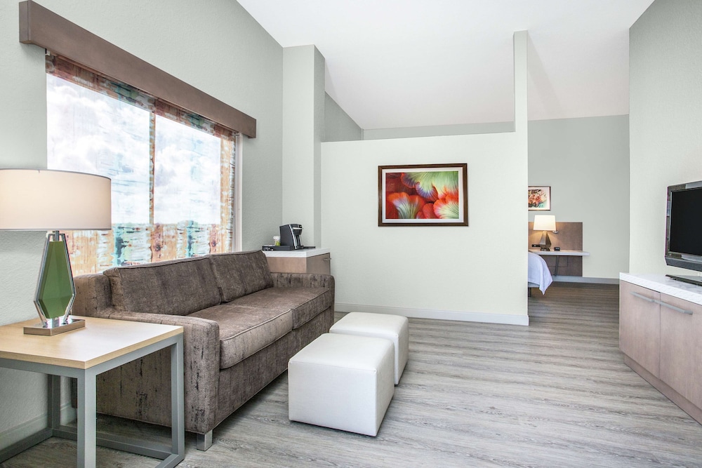 Junior Suite, 1 King Bed, Balcony (Premium) photo 2