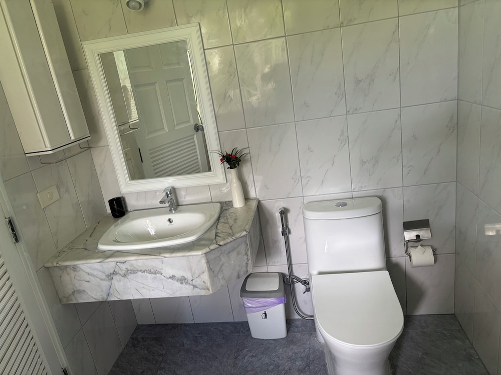 Deluxe Double Room with Balcony - Photo 11