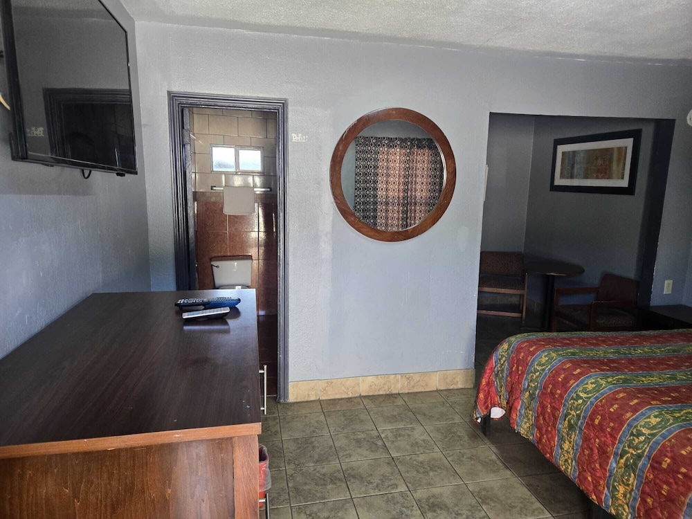 Room, 1 King Bed, Smoking