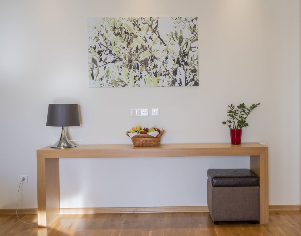 Executive Suite - Photo 12