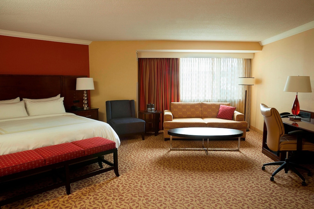 Executive Suite, 1 King Bed with Sofa bed - Photo 2