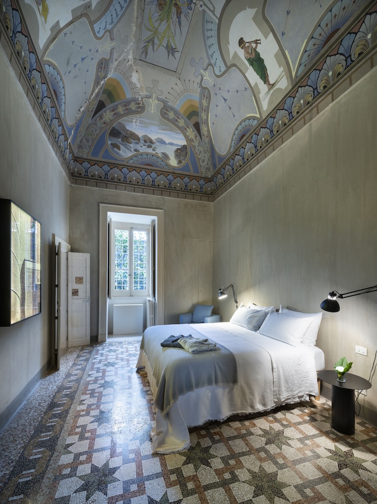 Junior Suite, 1 King Bed, Courtyard View (Royal Junior Suite) photo 1